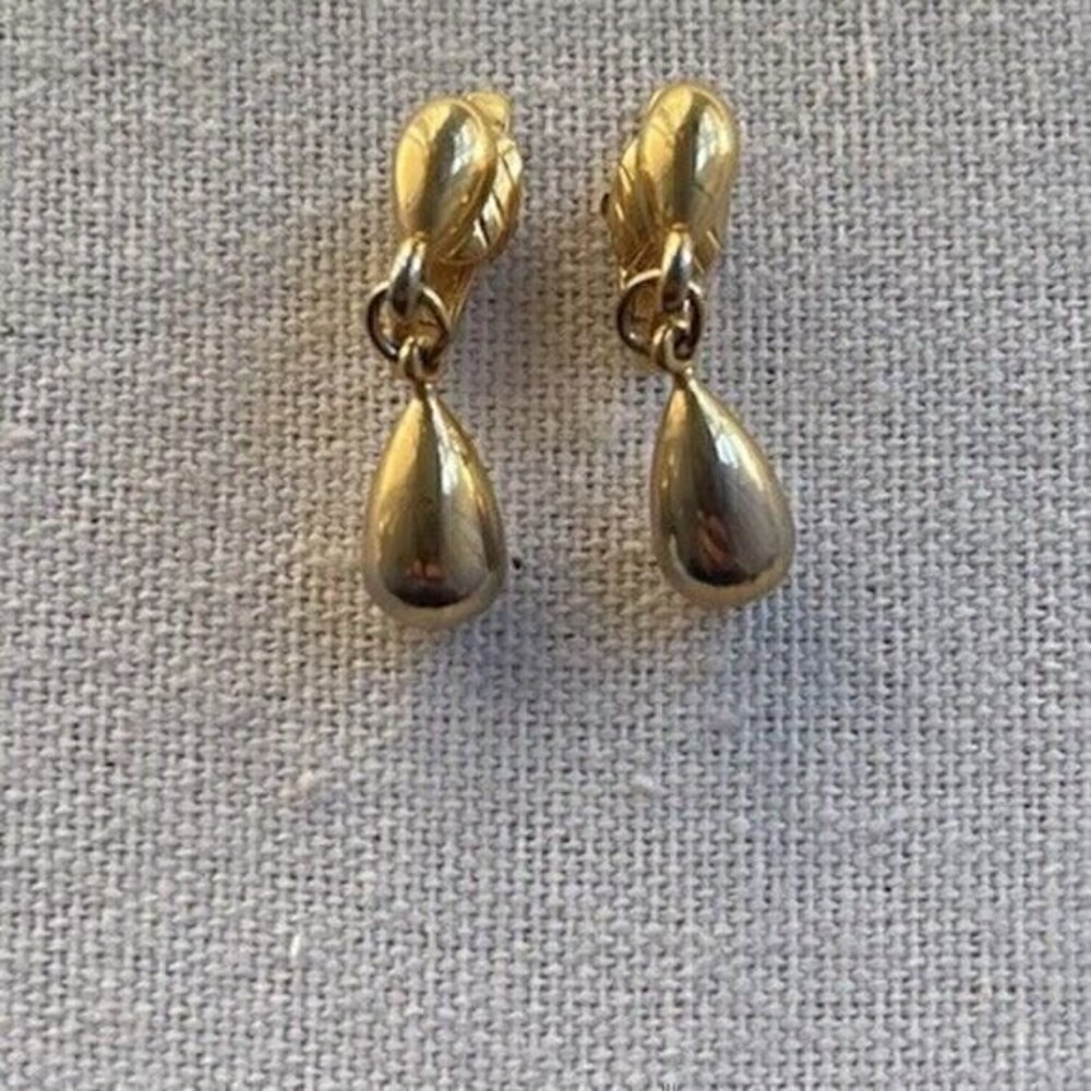 Vintage Trifari Gold Tone Tear Drop Dangle 1” Earrings